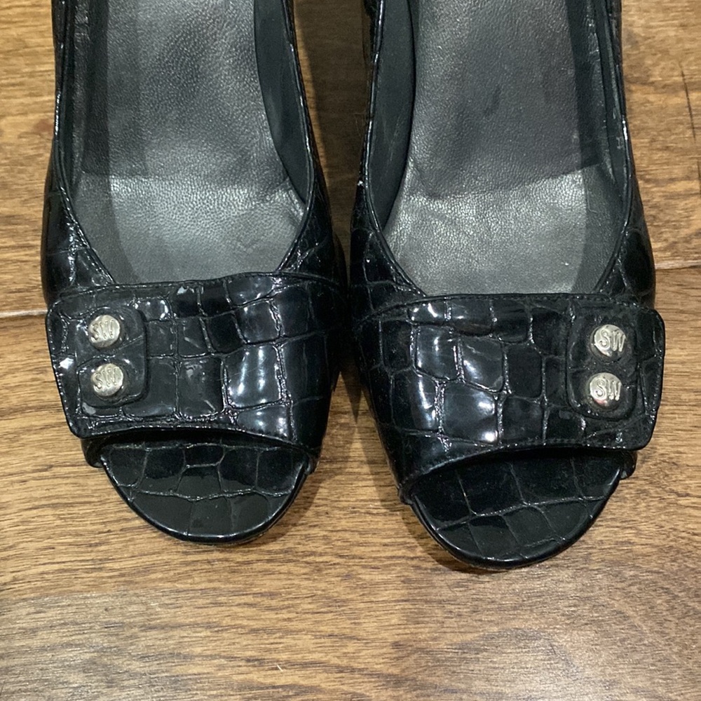 Stuart Weitzman Black Patent Croc Pattern Heels 7… - image 2